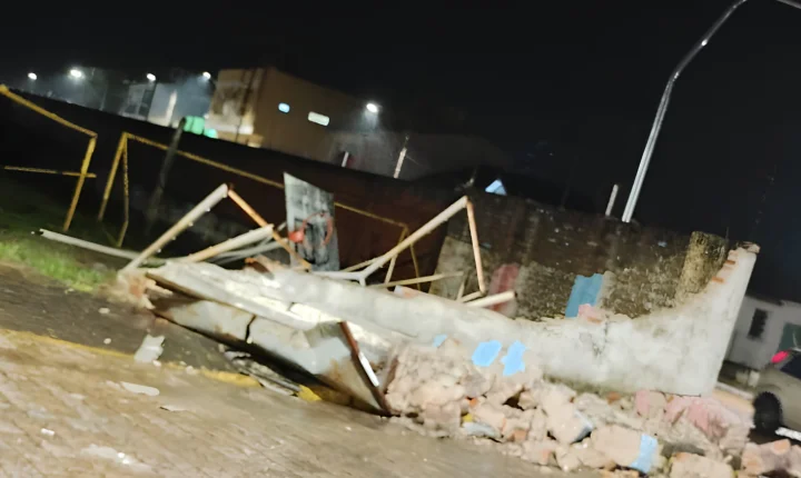 Temporal com vendaval causa estragos em Rio Pardo e deixa BR-471 totalmente bloqueada